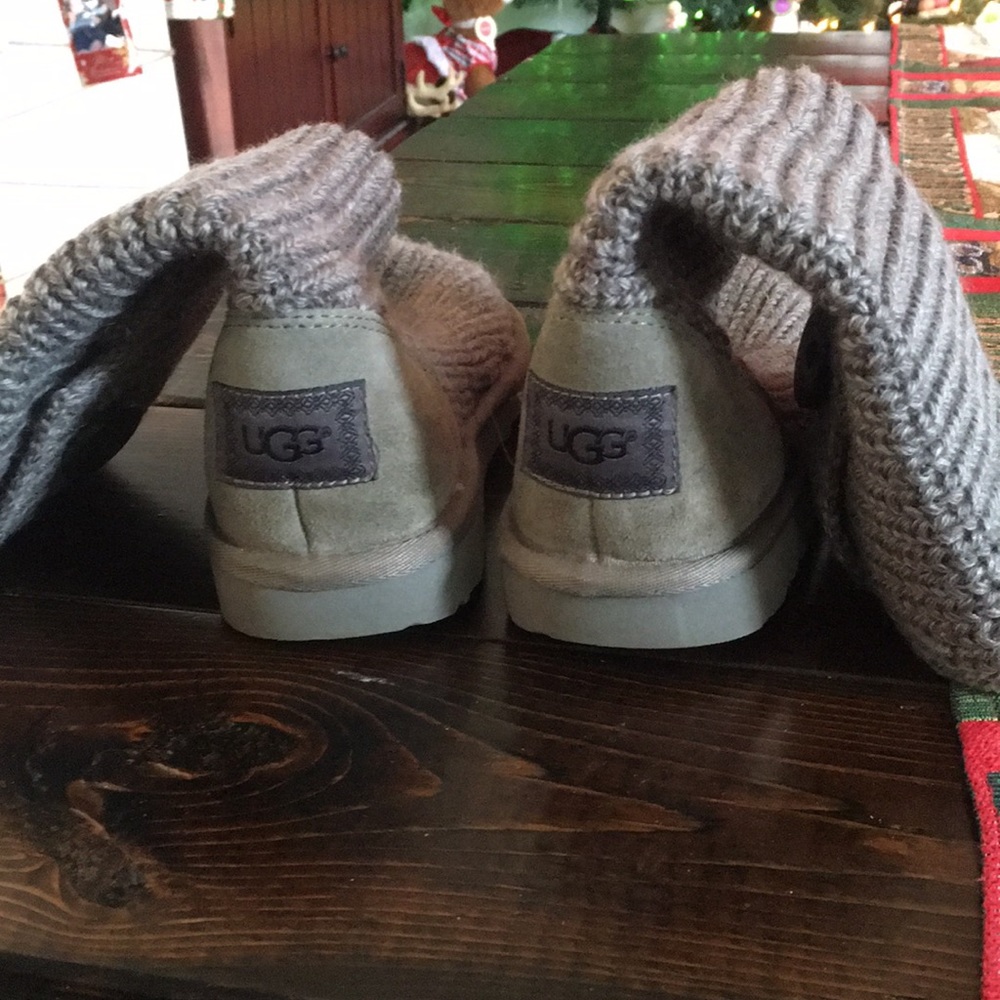 Girls Size 2 grey sweater UGGS